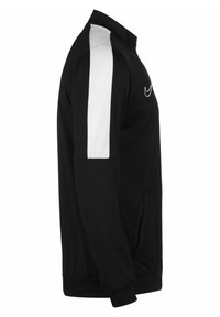 Schwarze Sportjacke mit hohem Kragen, weißen Schulterpaneelen, Reißverschlusstaschen und gerippten Bündchen. Hergestellt aus glattem Material, mit einem Logo auf der Vorderseite.