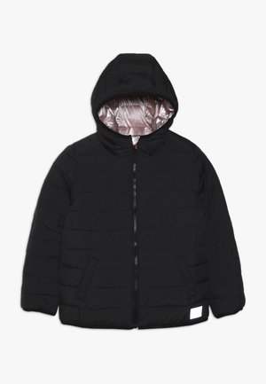 Czarna pikowana kurtka z kapturem, zapinana na zamek z przodu, z dwoma bocznymi kieszeniami i błyszącą srebrną podszewką wewnątrz kaptura.