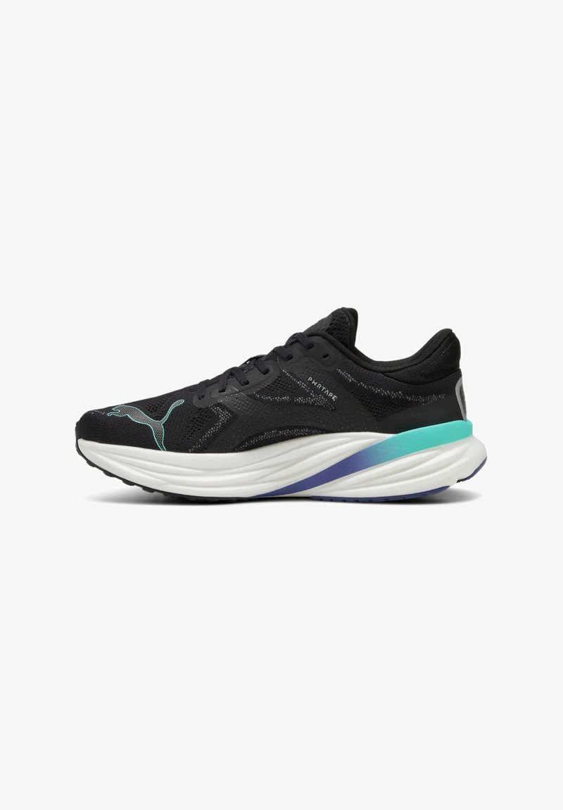 Scarpa da ginnastica nera con tomaia in mesh, accenti grigi e tallone turchese. Presenta una robusta suola bianca e superfici testurizzate per una maggiore aderenza.