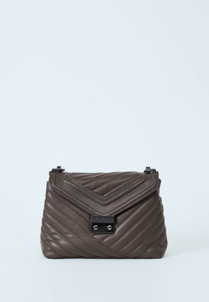 Prošívaná hnědá kožená kabelka s chevron vzorem, stříbrnými detaily a klopovým zapínáním. Kompaktní obdélníkový tvar s odnímatelným popruhem.