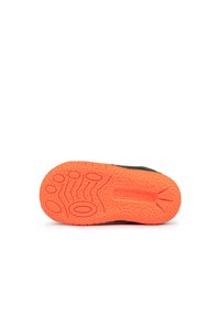 Suela de zapato negra con patrones de agarre texturizados, con una suela exterior de color naranja brillante. Nombre de la marca "Munich" grabado en el lado.