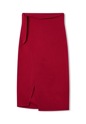 Gonna rossa avvolgente in un tessuto morbido, con un laccio laterale e uno spacco frontale per facilitare i movimenti. Design elegante e semplice.