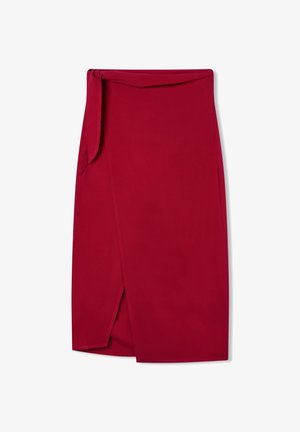 Gonna rossa avvolgente in un tessuto morbido, con un laccio laterale e uno spacco frontale per facilitare i movimenti. Design elegante e semplice.