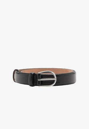 Czarny skórzany pasek z srebrną metalową klamrą, zwinięty na płasko, z widoczną jasnobrązową wewnętrzną stroną.