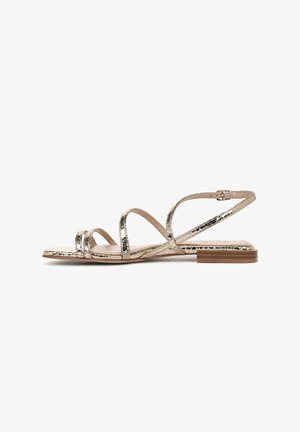 Sandalo piatto color oro metallico con molteplici sottili cinturini, una forma del dito rettangolare e un tacco in legno chiaro. Superficie liscia con una leggera lucentezza.