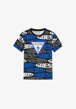 Maglietta a maniche corte in cotone nero con grandi motivi del logo "GUESS" in blu, grigio e bianco e un accento centrale a forma di triangolo.