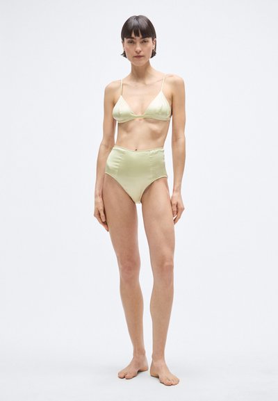 Σετ μπικίνι από ανοιχτό πράσινο σατέν που περιλαμβάνει ένα τριγωνικό σουτιέν και σλιπ με ψηλή μέση. Το υλικό είναι λείο με διακριτική γυαλάδα.