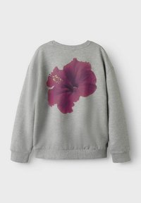 Felpa grigia con una grande stampa di un vibrante fiore di ibisco in un profondo bordeaux, con sottili dettagli dorati. Collo rotondo classico e polsini a costine.
