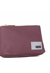 Funda con textura morada y cremallera dorada, con una etiqueta blanca que presenta la palabra "RENOVAR" en negro. Forma compacta y rectangular, adecuada para pequeños objetos.