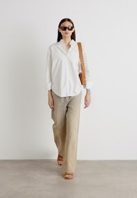 KARL LAGERFELD ASTRA NOVA WHIPSTITCH SLIDE - Sandali z visoko peto - tan