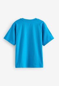Blå kortärmad t-shirt i bomull. Har rund hals, rak skärning och jämn textur. Inga mönster eller tryck synliga.