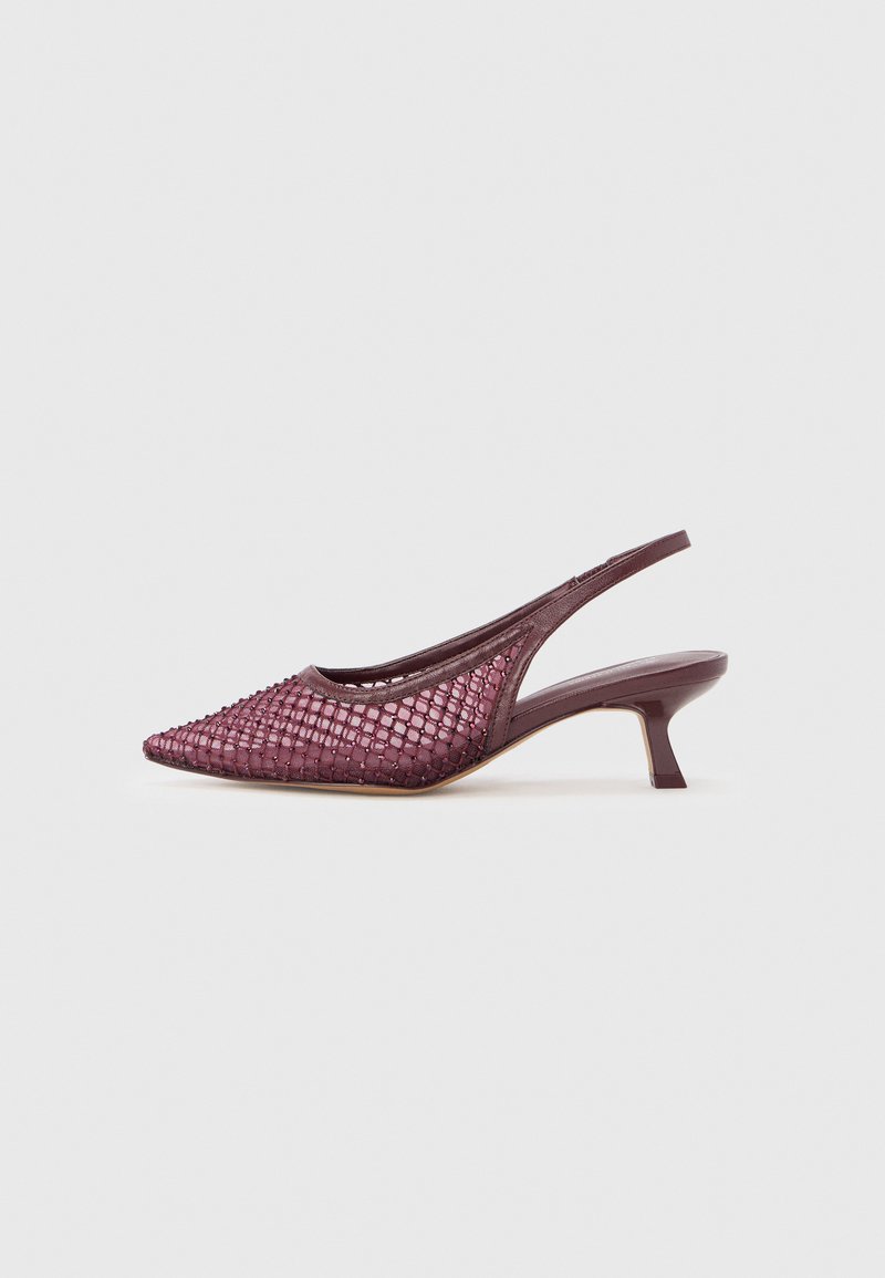 Violetti slingback-tyylinen kitten heel -korkokenkä, jossa on terävä kärki ja verkkomateriaalia, koristeltu pienillä helmikoristeilla.