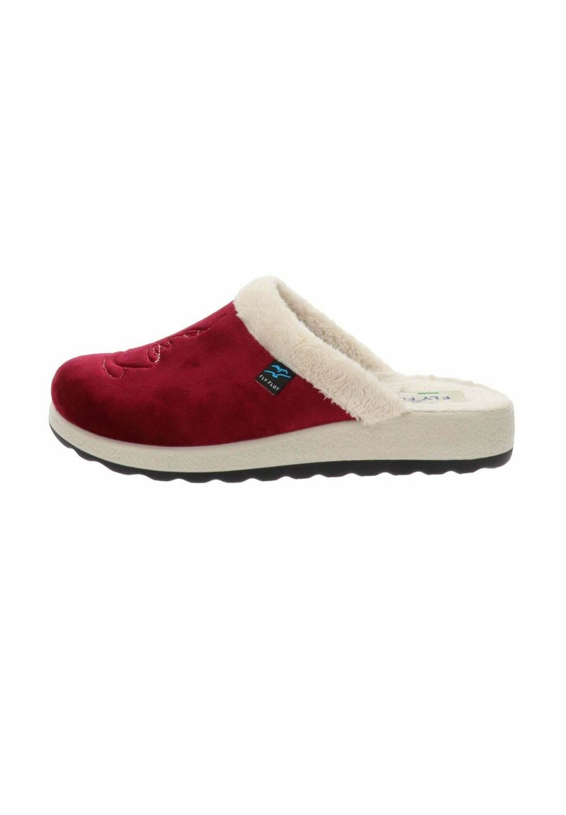 Chausson en suede rouge avec une douce doublure en fourrure crème, forme arrondie, semelle texturée et une étiquette de marque sur le côté.