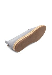 Scarpa espadrillas in suede grigio con suola in juta intrecciata e fondo in gomma. Presenta un piccolo anello e un bottone decorativo sul lato.