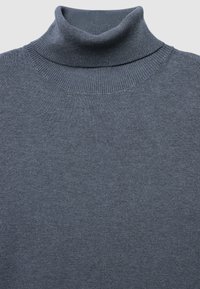 Dunkelblauer Rollkragenpullover aus geripptem Strickstoff. Verfügt über einen hohen Kragen und eine glatte Textur, die sich sowohl zum Lagenlook als auch zum solo Tragen eignet.