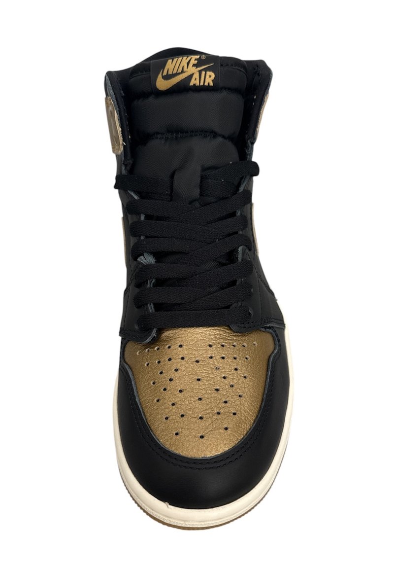 Zapatilla alta Nike Air negra y dorada con cordones negros y puntera dorada perforada sobre una suela blanca, vista desde arriba.