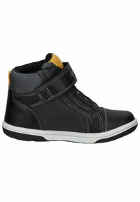 Baskets montantes noires à tige en cuir, accents gris, semelle blanche et languette de tirage jaune. Dotées d'une sangle velcro et de détails de couture.