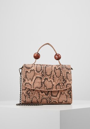 Borsa a tracolla in pelle di serpente rosa con una forma strutturata, dotata di manico superiore e due perle in legno come accenti, oltre a una tracolla a catena.
