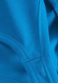 Tecido azul com nervuras apresentando um acabamento texturizado e costuras. O material é suave e elástico, com costuras visíveis nas bordas.
