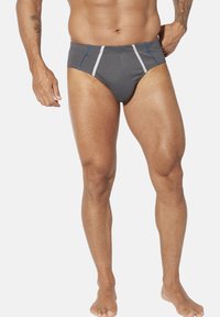 Männer Badebrief in Grau mit kontrastierenden blauen und weißen Akzentstreifen. Hergestellt aus dehnbarem Material für Komfort und eine aerodynamische Passform.