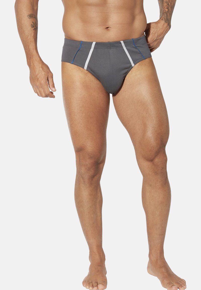 Männer Badebrief in Grau mit kontrastierenden blauen und weißen Akzentstreifen. Hergestellt aus dehnbarem Material für Komfort und eine aerodynamische Passform.