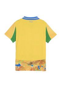 Polo de manga corta en amarillo con acentos en verde, que presenta un cuello azul y un dobladillo inferior con un patrón dorado y multicolor. Acabado de tela texturizada.