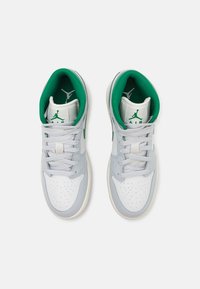 Szare i białe sneakersy z zielonymi akcentami, z wyściełanym kołnierzem, perforowanym noskiem i gumową podeszwą. Logo Air Jordan na języku.