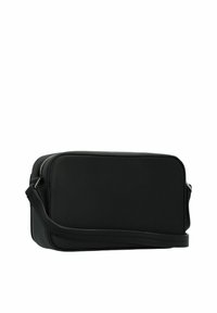 Borsa a tracolla nera rettangolare realizzata in morbida pelle sintetica, dotata di chiusura con zip, tracolla regolabile e design minimalista.