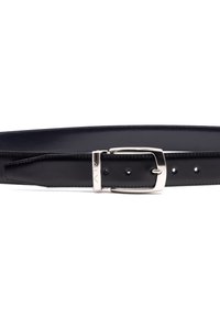 Zwarte leren riem met een glanzende zilveren gesp, voorzien van een minimalistisch ontwerp, nette stiksels en verschillende verstelgaten voor maatvoering.