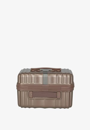 Valigia rigida rettangolare in metallo bronzo con scanalature orizzontali, manico superiore e cinturino laterale in tessuto, chiusa con una cerniera.