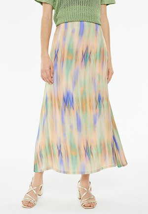 Jupe longue et fluide faite d'un tissu léger. Présente un motif abstrait multicolore de teintes vertes, orange et bleues. L'ourlet est légèrement arrondi.
