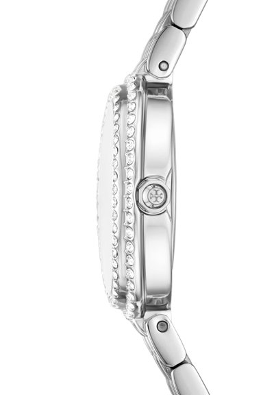 Montre-bracelet en argent vue de côté avec deux rangées de cristaux transparents autour de la lunette et une couronne siglée sur un bracelet métallique relié.