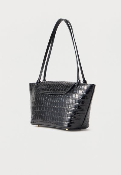 Μαύρη τσάντα χειρός από δέρμα με ανάγλυφο κροκό και διπλούς ιμάντες ώμου, με κλείσιμο με καπάκι, τοποθετημένη σε λευκό φόντο.