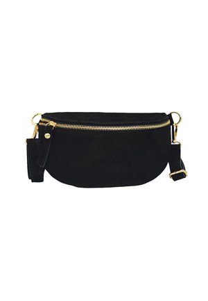 Sac bandoulière en suède noir avec une forme incurvée, fermeture à glissière dorée et bandoulière réglable. Pas de motifs ou de détails métalliques proéminents.