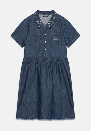 Denim jurk met korte mouwen, knoopsluiting aan de voorkant, geborduurde sterrenkraag, twee borstzakken en een rafelige zoom.