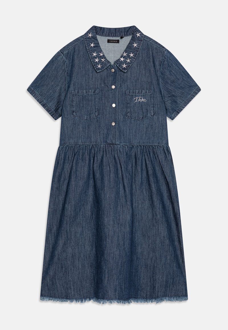 Robe en denim à manches courtes avec une patte de boutonnage devant, col étoile brodé, deux poches poitrine et ourlet effiloché.