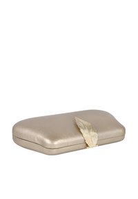 Cartera de mano dorada metálica, de forma rectangular, textura lisa, con un adorno decorativo de pluma dorada en el frente. Cierre mediante un broche.