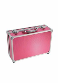 Pink aluminiumetui med en struktureret overflade, sølvfarvede detaljer, et håndtag på toppen og metalkanter, designet til holdbarhed og bærbarhed.