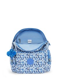 Mochila azul con estampado y cierre de cremallera, que cuenta con un bolsillo delantero, un compartimento interior y un encantador mono azul de peluche adjunto.