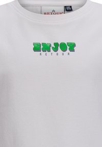 Weißes T-Shirt mit kurzen Ärmeln, das in kräftigem Grün und Grau den Text "ENJOY RETOUR" über die Brust zeigt; aus weichem Baumwollstoff gefertigt.