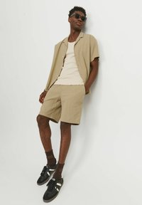 Jack & Jones JPSTJAIDEN CRINKLE JOGGER  - Shorts - fields of rye