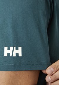 Helly Hansen SHORELINE  - Camiseta estampada - dark creek