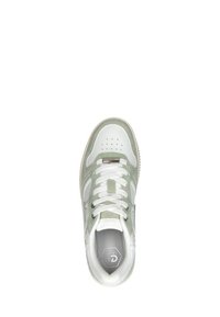 Witte en mintgroene sneaker met een glad leren bovenwerk, geperforeerde neus en witte veters. Rubberen zool met logo op de binnenzool.