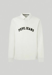 Weißes Langarm-Polohemd mit Kragen und schwarzem "PEPE JEANS"-Text, der quer über die Brust auf einem hellgrauen Hintergrund gedruckt ist.
