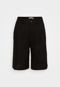 Shorts noirs jusqu'au genou avec fermeture à bouton et à glissière, passants de ceinture et plis sur le devant, présentés sur un fond uni.