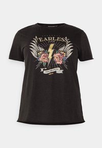 Svart bomullströja med grafisk tryck som visar "FEARLESS TOUR," blixt, vingar och rosor i rosa och guld accenter.