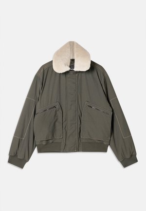 Olivgrüne Bomberjacke mit einem beigen Kunstfellkragen, zwei Reißverschlusstaschen vorne und elastischen Bündchen sowie Saum. Glatte Textur und gefüttertes Innenfutter.