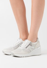 Marco Tozzi by Guido Maria Kretschmer LACE-UP - Sneaker low - white