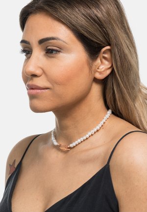 Perlen-Choker-Halskette mit unregelmäßigen weißen Perlen und einem roségoldenen Toggle-Verschluss, der ein strukturiertes und elegantes Design präsentiert.