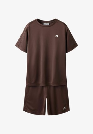 Usklađen smeđi komplet kratkih rukava i kratkih hlača s malim bijelim logotipima na prsima, hlačama i rukavima, prikazan položen na bijeloj pozadini.